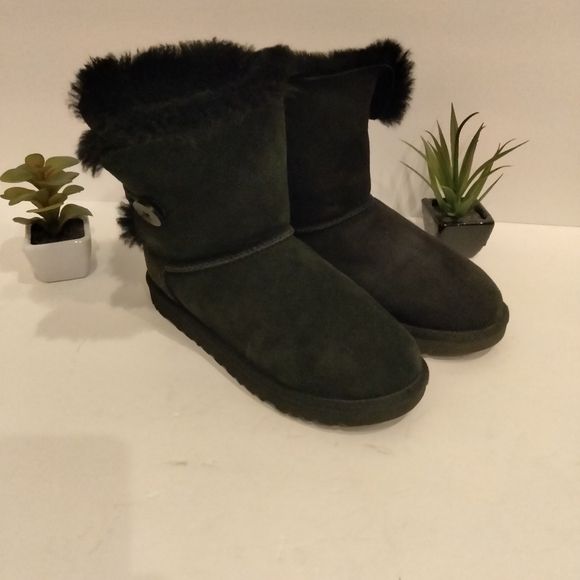 🥀UGG BOOTS 🧤 - Picture 2 of 8